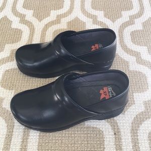 Dansko women’s Black Clogs -36